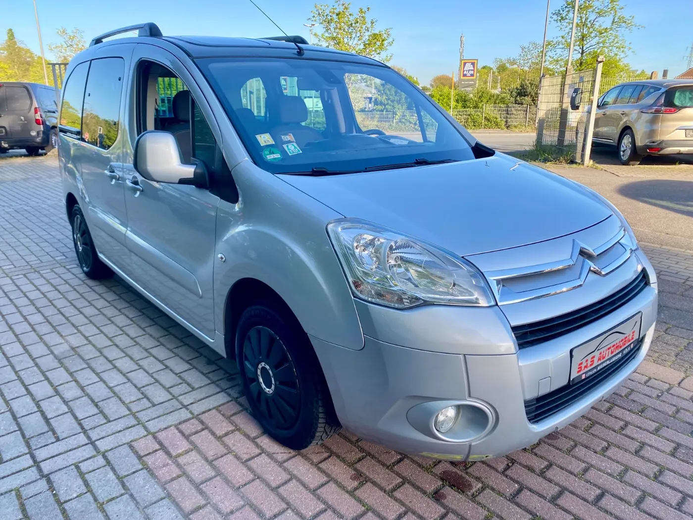 Citroën Berlingo Multispace Exclusive, Silber, auf dem Hof von S.A.S Automobile