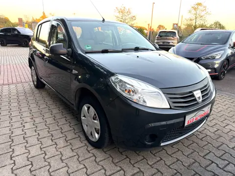 Dacia Sandero, Grau, auf dem Hof von S.A.S Automobile