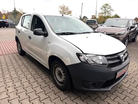 Dacia Sandero II Essentiel, Weiß, auf dem Hof von S.A.S Automobile