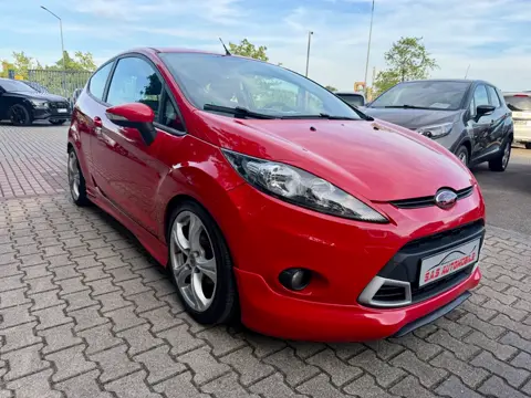 Ford Fiesta Trend, Rot, auf dem Hof von S.A.S Automobile