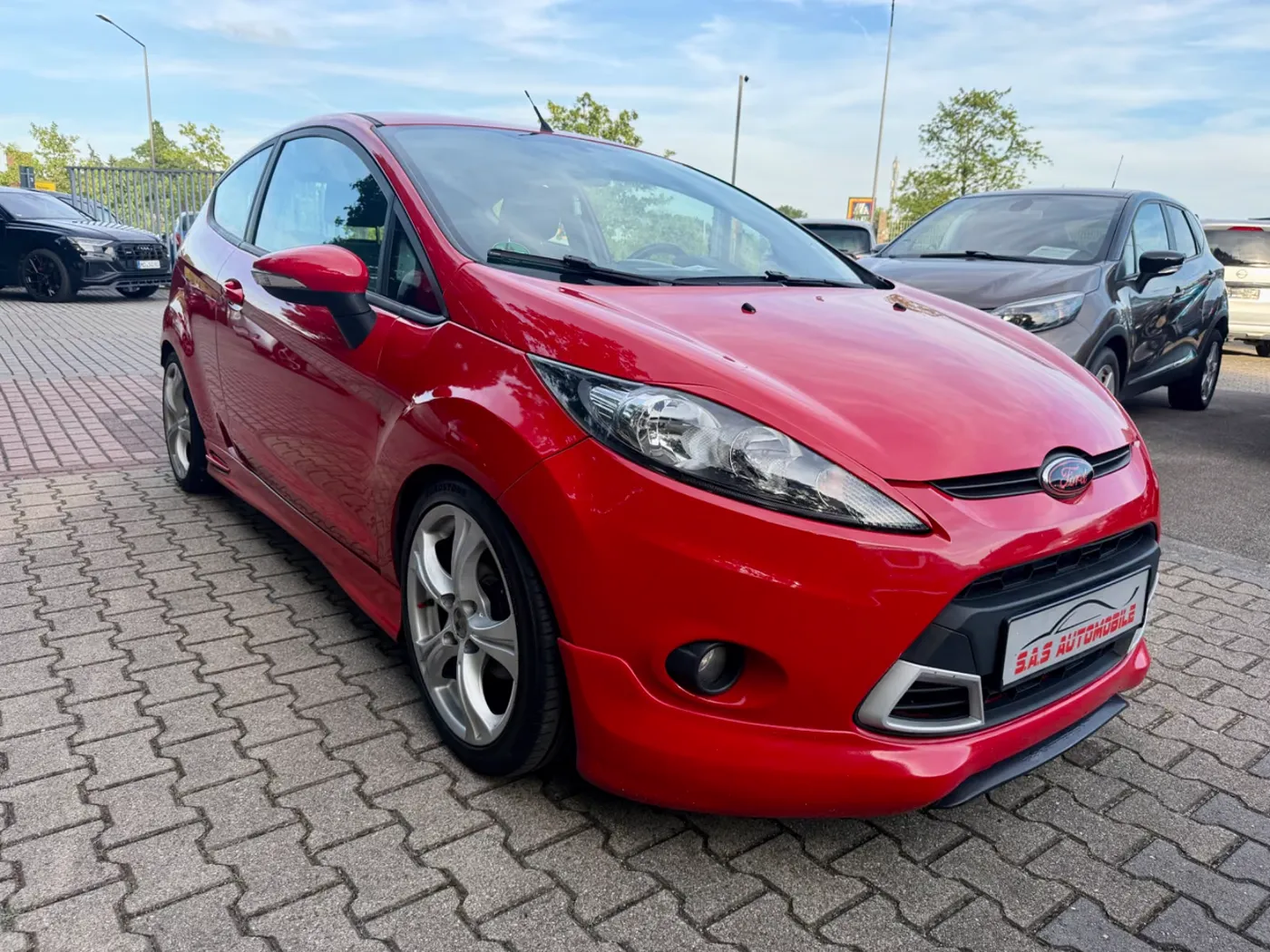 Ford Fiesta Trend, Rot, auf dem Hof von S.A.S Automobile