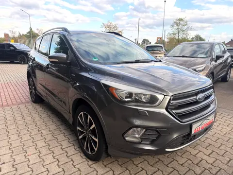 Ford Kuga ST-Line, Grau, auf dem Hof von S.A.S Automobile