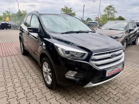 Ford Kuga Titanium, Schwarz, auf dem Hof von S.A.S Automobile