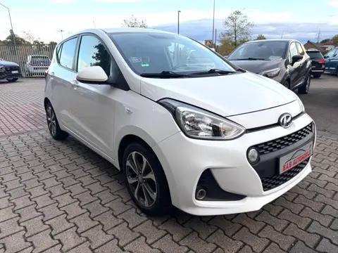 Hyundai i10 YES! Plus, Weiß, auf dem Hof von S.A.S Automobile