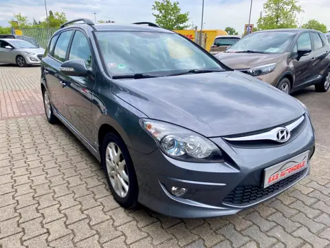 Hyundai i30 CW 1.6 CRDi 66 kW FIFA WM Edition, Schwarz, auf dem Hof von S.A.S Automobile