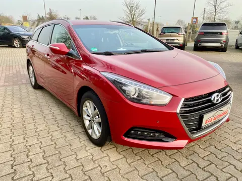 Hyundai i40 cw blue Trend, Rot, auf dem Hof von S.A.S Automobile
