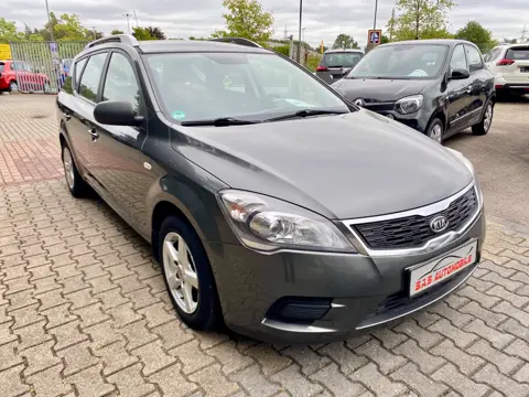 Kia cee'd Sportswagon, Silber, auf dem Hof von S.A.S Automobile