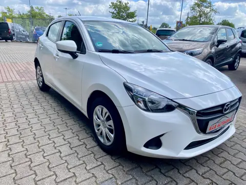 Mazda 2 Lim. Center-Line, Weiß, auf dem Hof von S.A.S Automobile