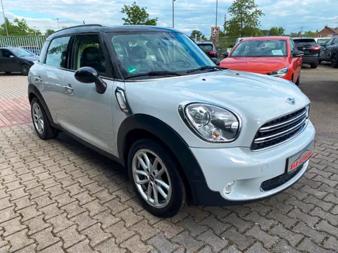 MINI Cooper Countryman, Weiß, auf dem Hof von S.A.S Automobile