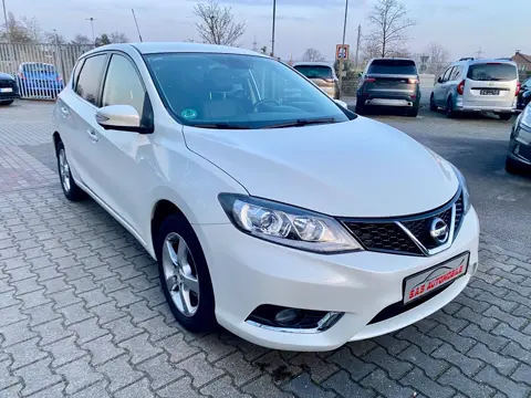 Nissan Pulsar Tekna, Weiß, auf dem Hof von S.A.S Automobile