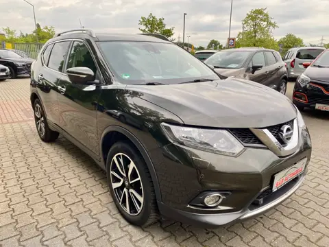 Nissan X-Trail 360°, Grün, auf dem Hof von S.A.S Automobile