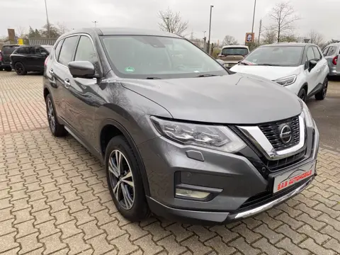 Nissan X-Trail Acenta, Grau, auf dem Hof von S.A.S Automobile