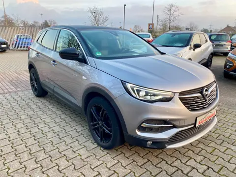 Opel Grandland (X) Innovation, Grau, auf dem Hof von S.A.S Automobile