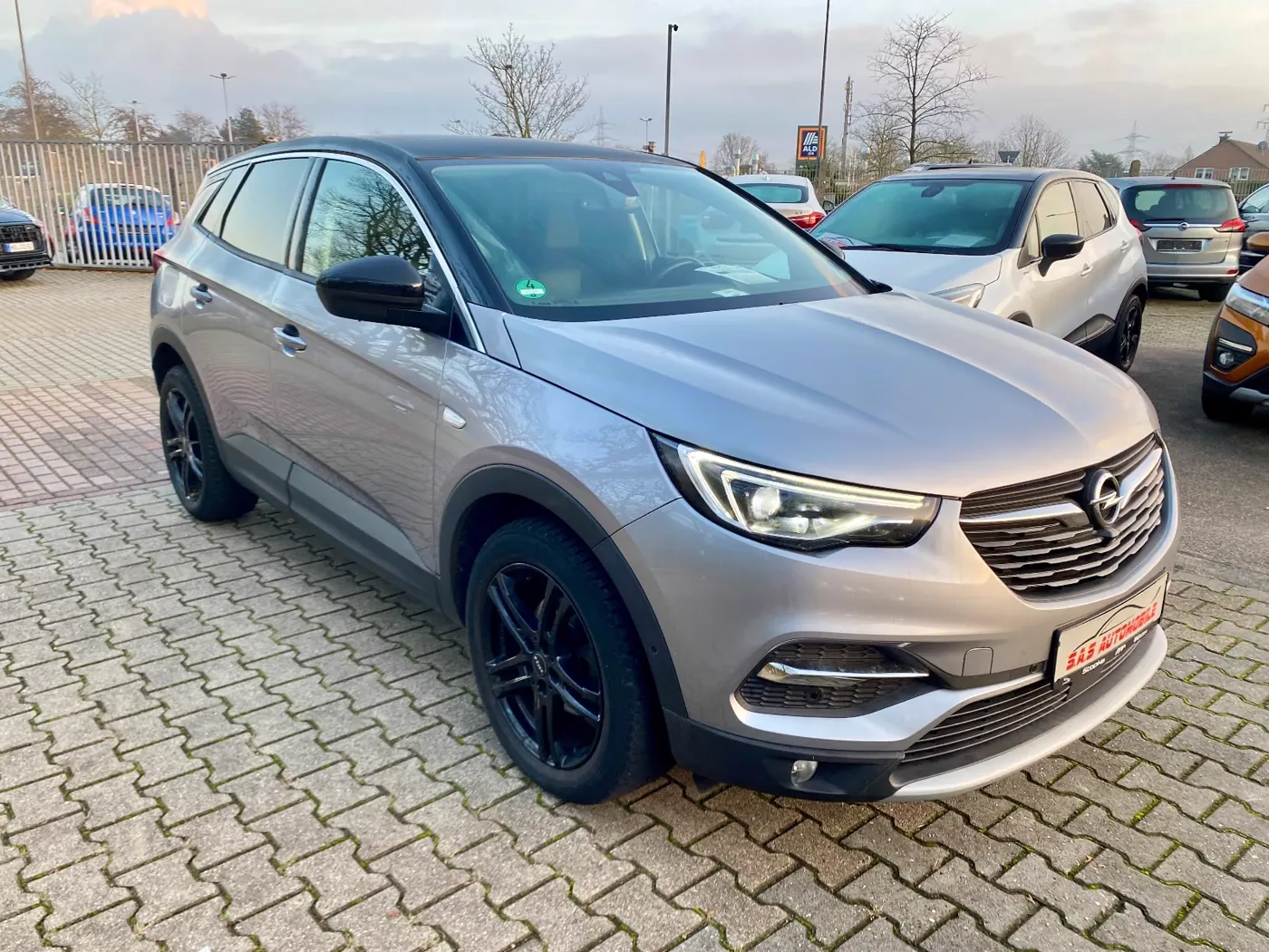 Opel Grandland (X) Innovation, Grau, auf dem Hof von S.A.S Automobile