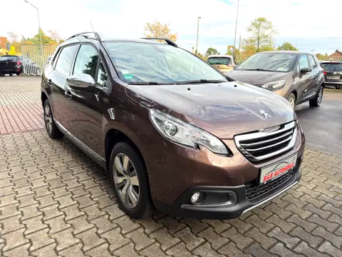 Peugeot 2008 Allure, Braun, auf dem Hof von S.A.S Automobile