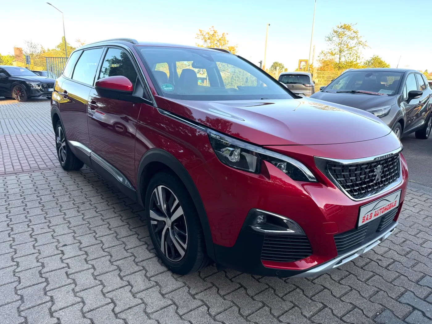Peugeot 5008 Allure, Rot, auf dem Hof von S.A.S Automobile