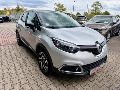 Renault Captur Dynamique, Silber, auf dem Hof von S.A.S Automobile