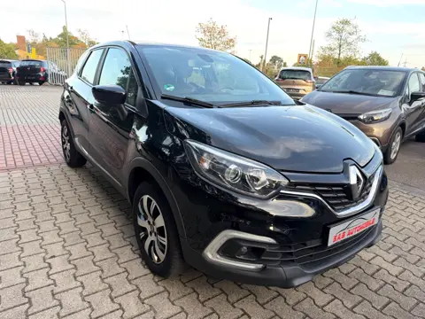 Renault Captur Experience, Schwarz, auf dem Hof von S.A.S Automobile