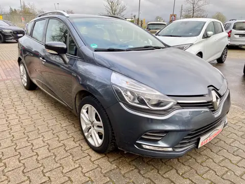 Renault Clio IV Grandtour Limited, Grau, auf dem Hof von S.A.S Automobile