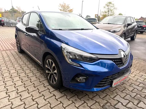 Renault Clio V Business Edition, Blau, auf dem Hof von S.A.S Automobile