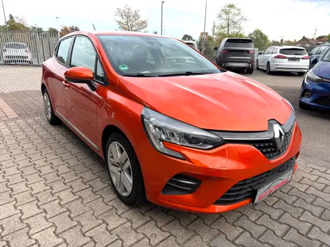 Renault Clio V Experience, Orange, auf dem Hof von S.A.S Automobile