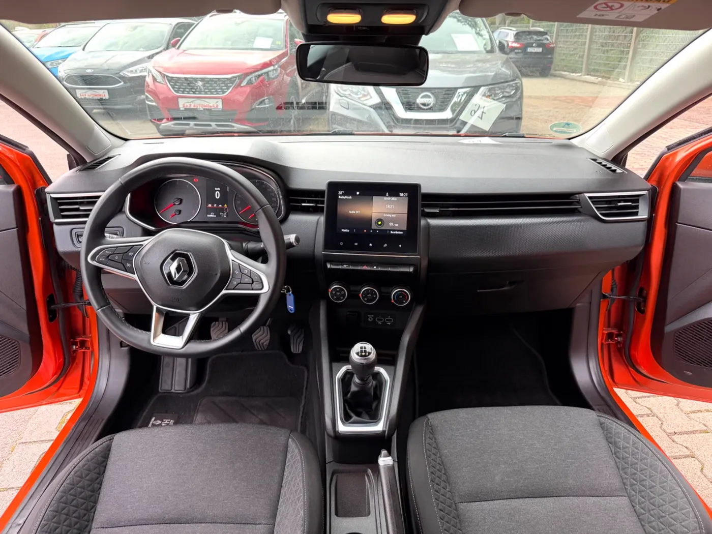 Gereinigter Innenraum eines Renault Clio V: Armaturenbrett, Lenkrad und Sitze