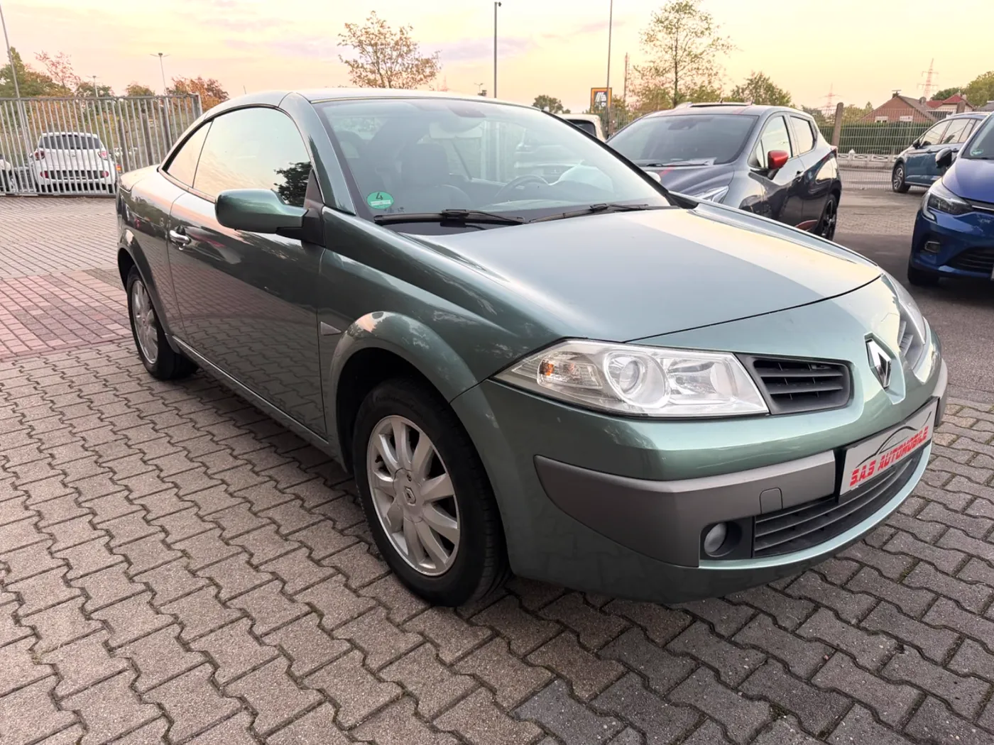 Renault Megane Cabrio Avantage, Grün, auf dem Hof von S.A.S Automobile