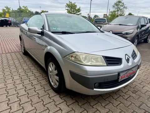 Renault Megane II Coupe, Grau, auf dem Hof von S.A.S Automobile