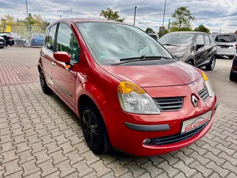 Renault Modus Dynamique, Rot, auf dem Hof von S.A.S Automobile
