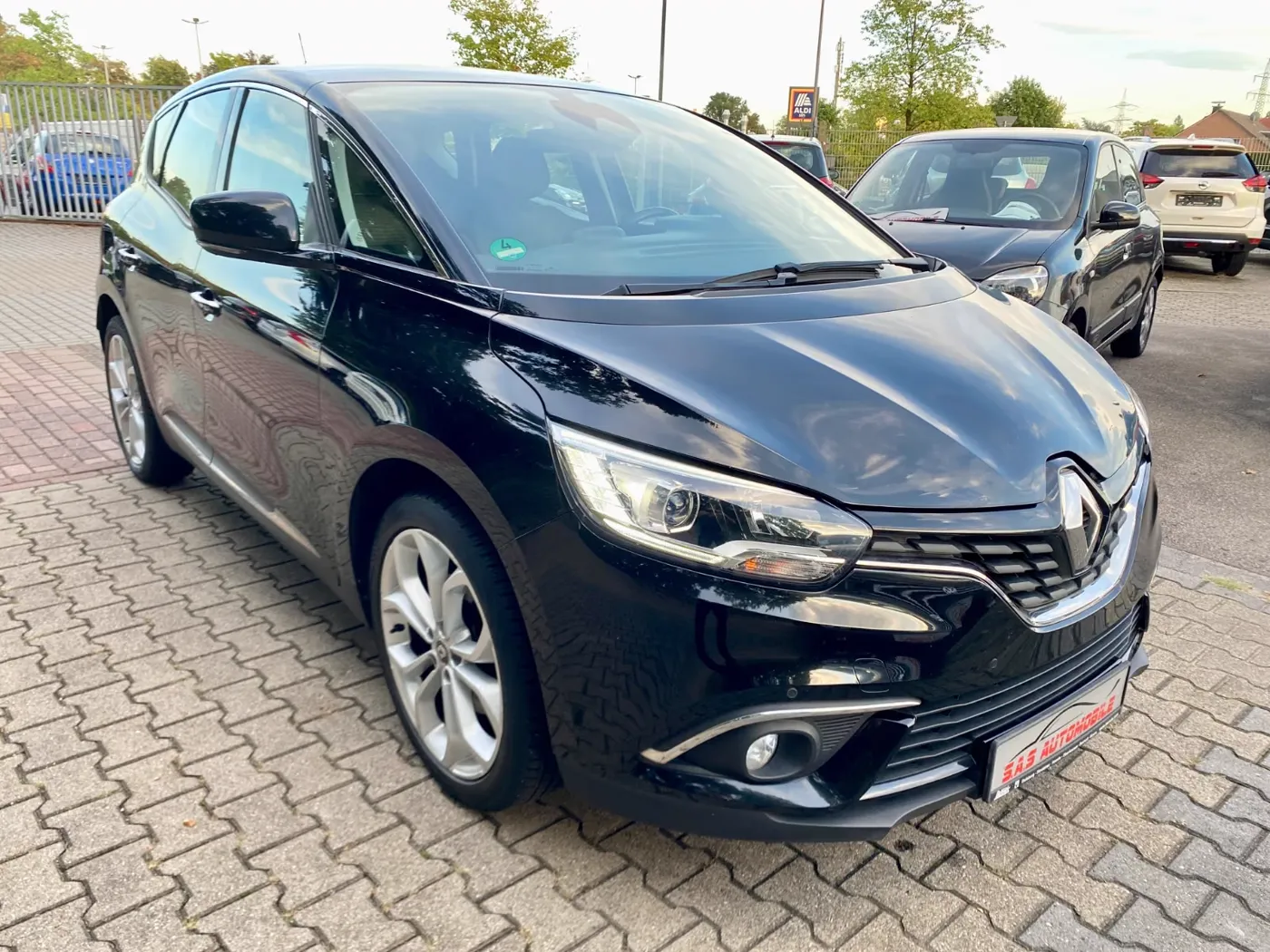 Renault Scenic IV Experience, Schwarz, auf dem Hof von S.A.S Automobile