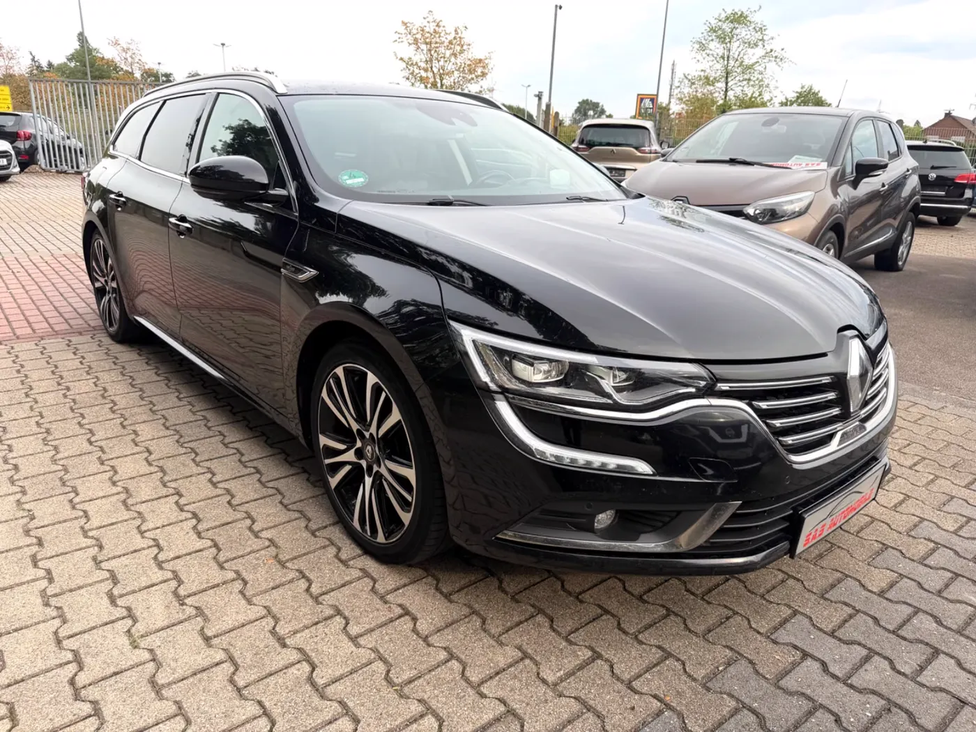 Renault Talisman Grandtour Initiale Paris, Schwarz, auf dem Hof von S.A.S Automobile