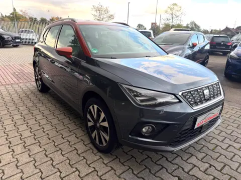 Seat Arona Style, Grau, auf dem Hof von S.A.S Automobile