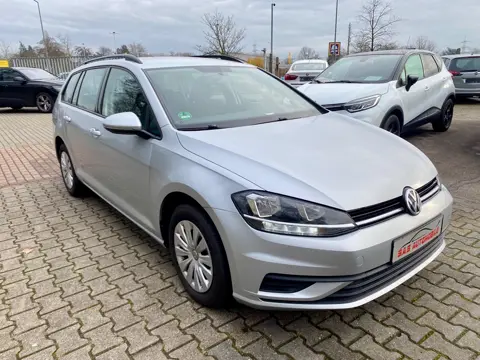Volkswagen Golf VII Variant Trendline BMT, Silber, auf dem Hof von S.A.S Automobile